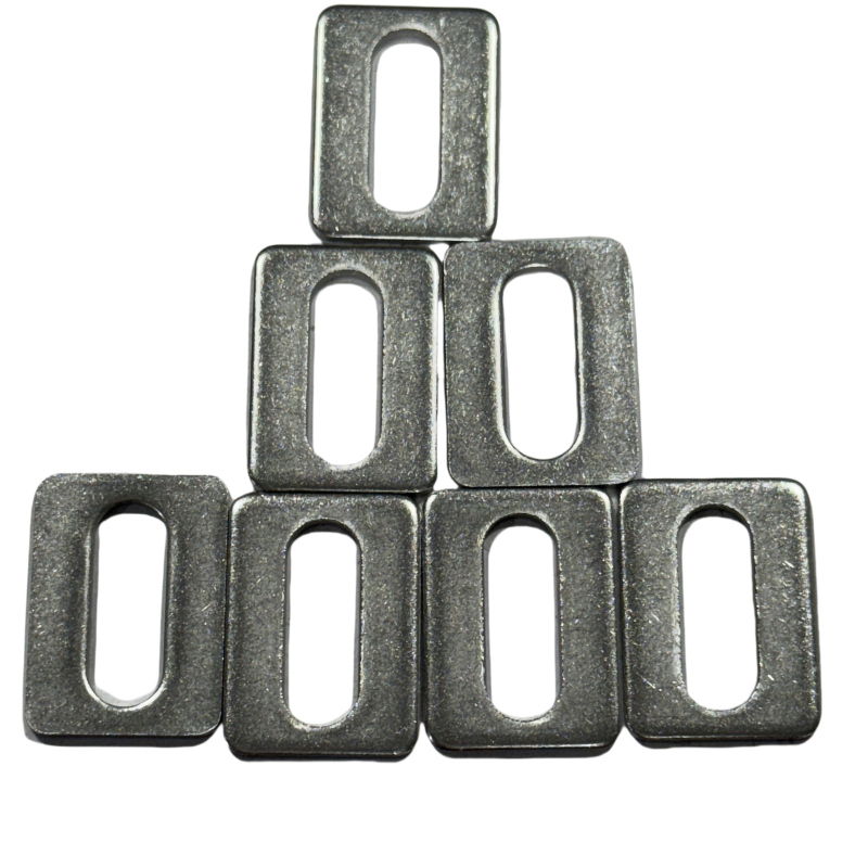 How does a rectangular gasket ensure long-term sealing at the equipment joint?