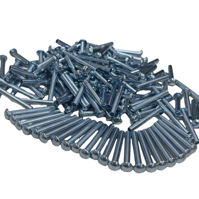 How to ensure that the rivet head fits tightly against the workpiece surface during the riveting process of round head rivets?